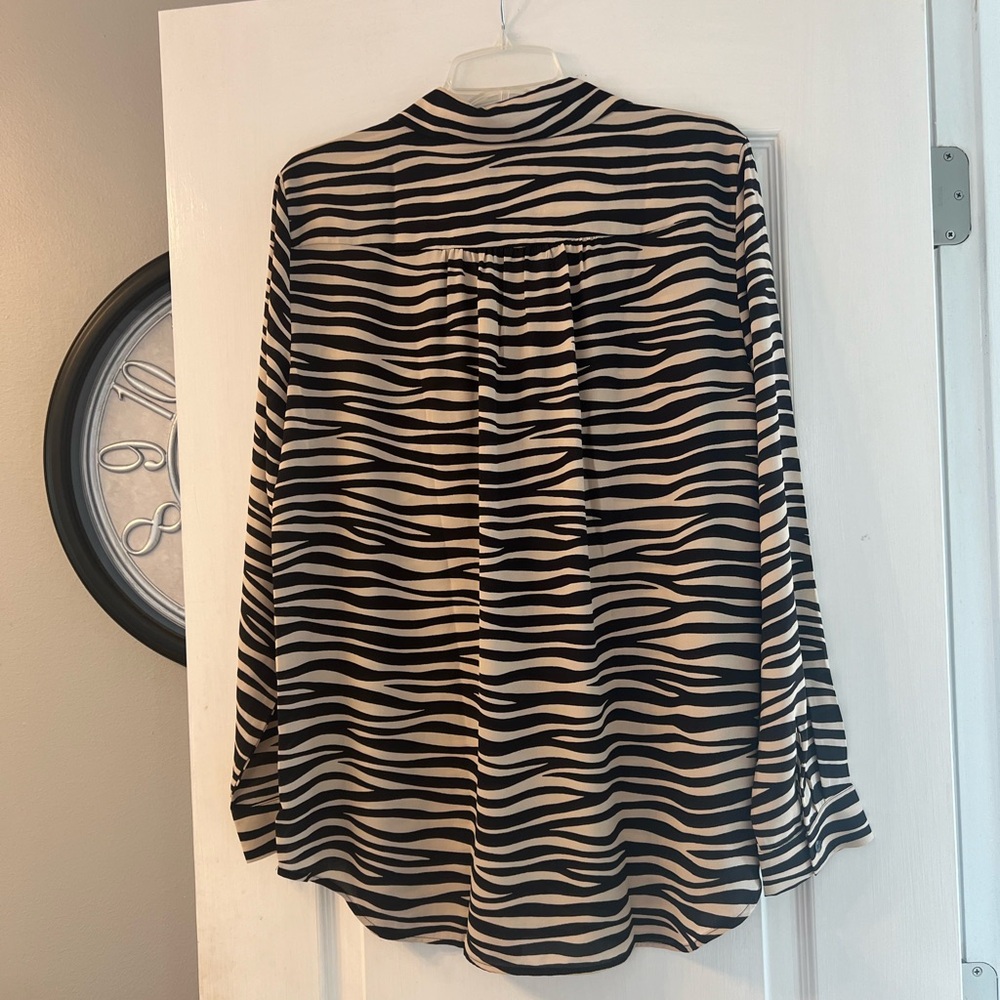 Ann Taylor zebra print long v neck blouse size L - Picture 4 of 6